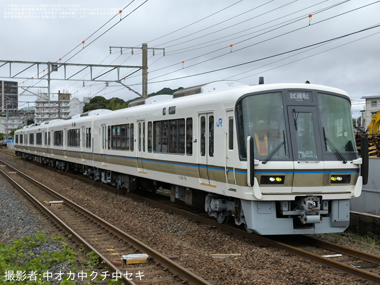 【JR西】221系K13編成下関総合車両所本所構内試運転の拡大写真