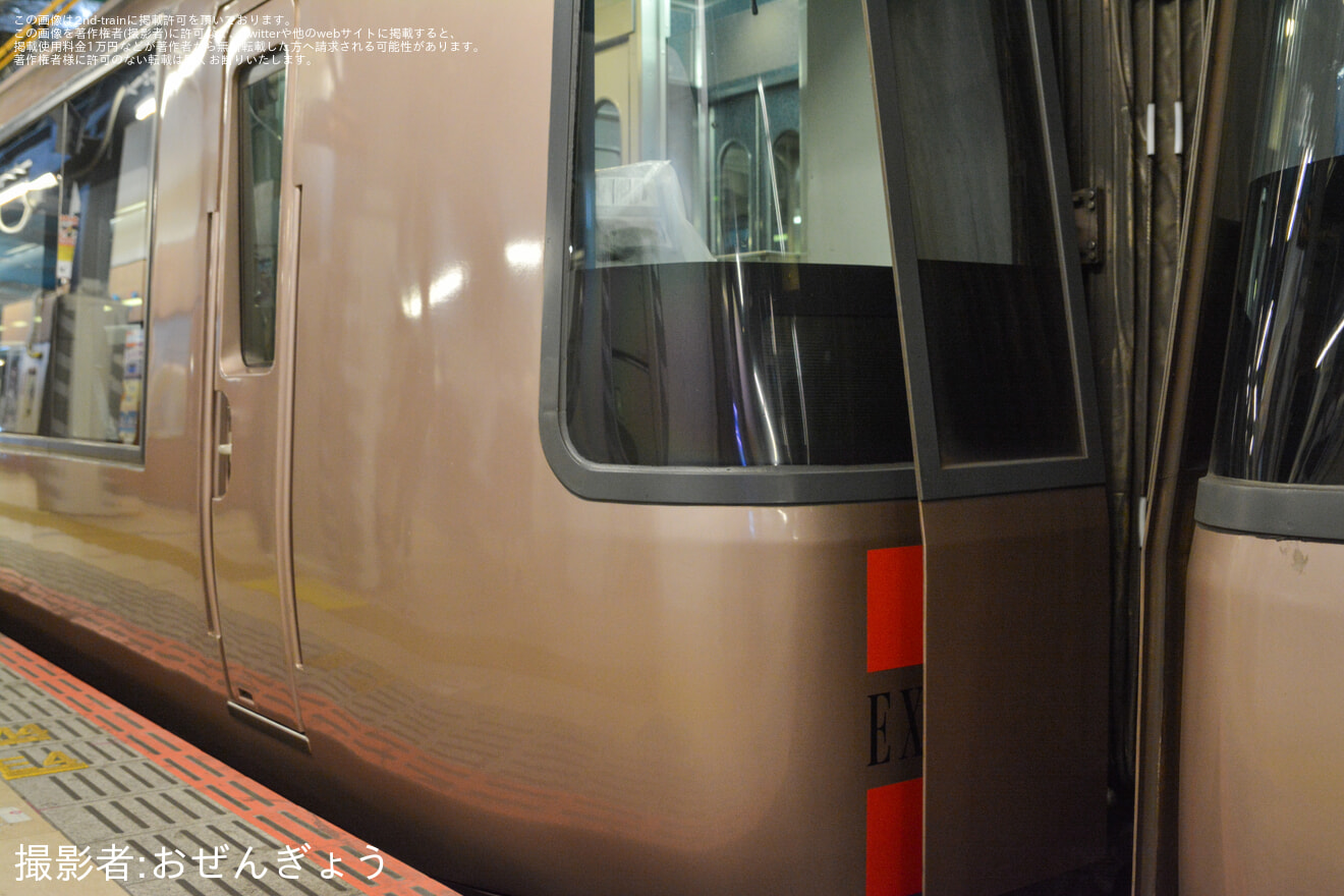 【小田急】30000形「EXE」の30055F、30255Fの側面表示器がフルカラーLED化などを実施の拡大写真