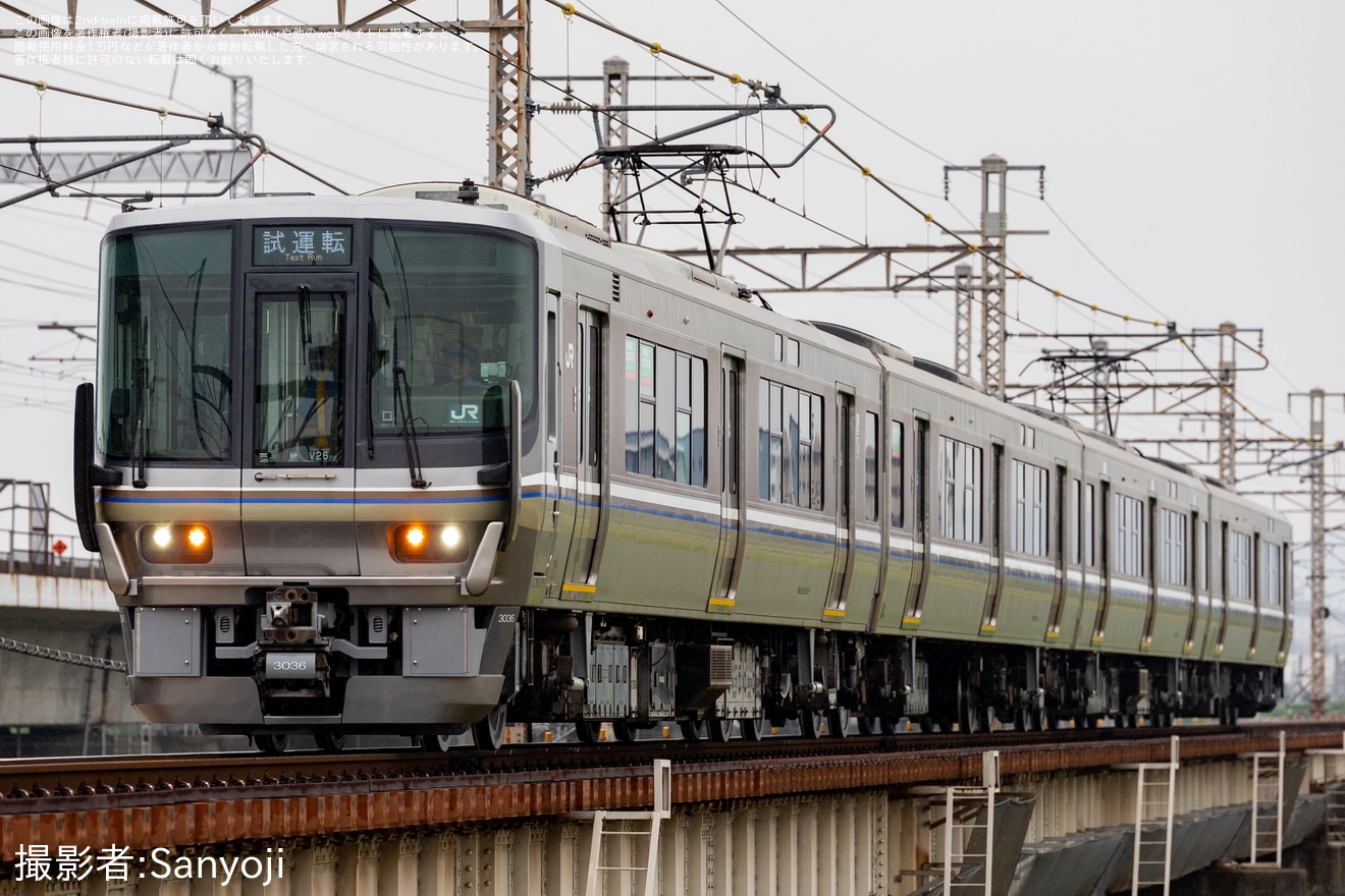 【JR西】223系V26編成リニューアル工事を終えて網干総合車両所本所出場試運転の拡大写真