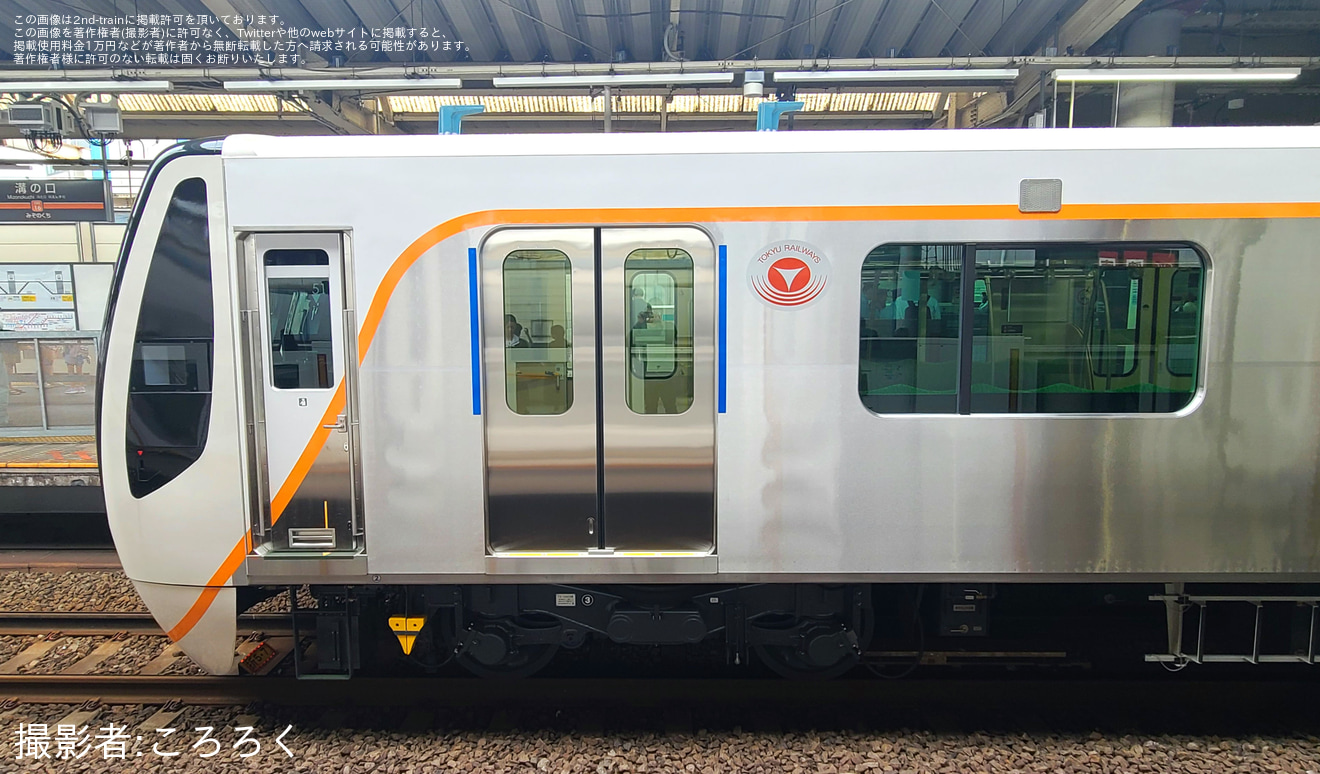 【東急】6020系6151Fのドア脇に青帯が追加の拡大写真
