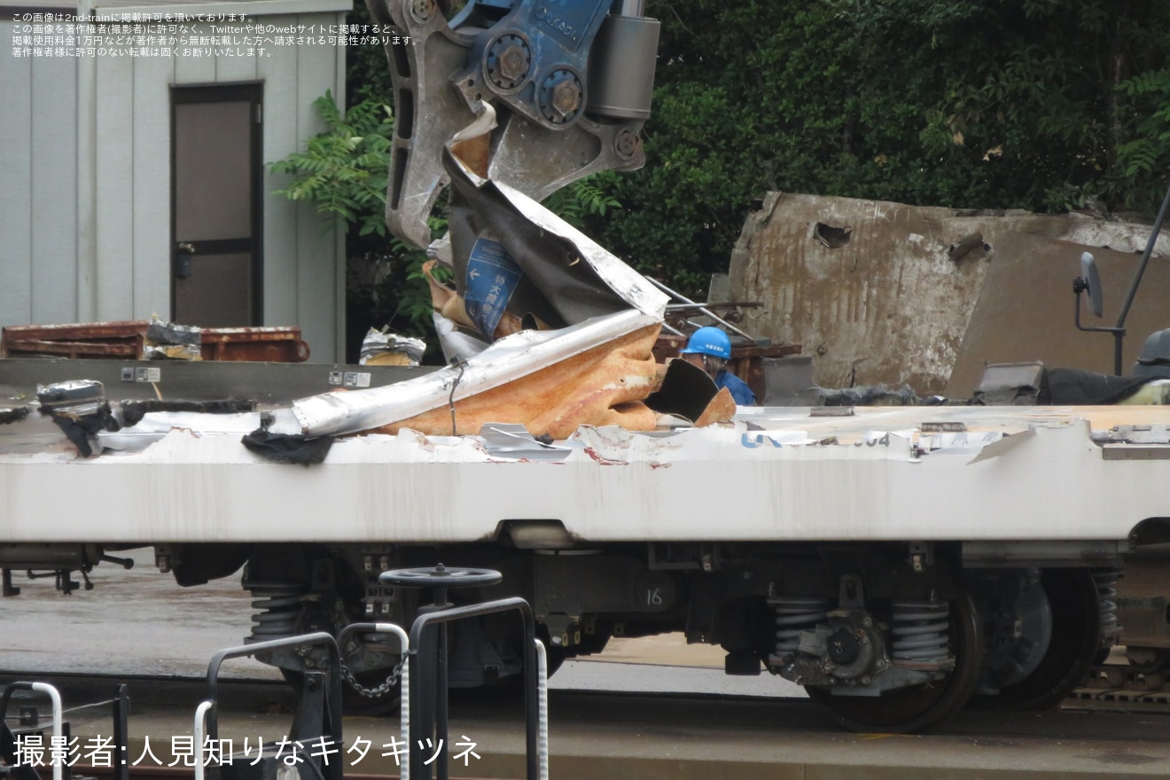 【JR西】N700系のK4編成の6号車が解体中の拡大写真