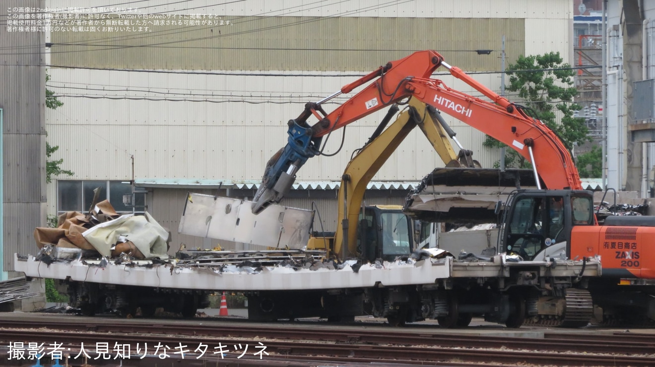 【JR西】N700系のK4編成の6号車が解体中の拡大写真