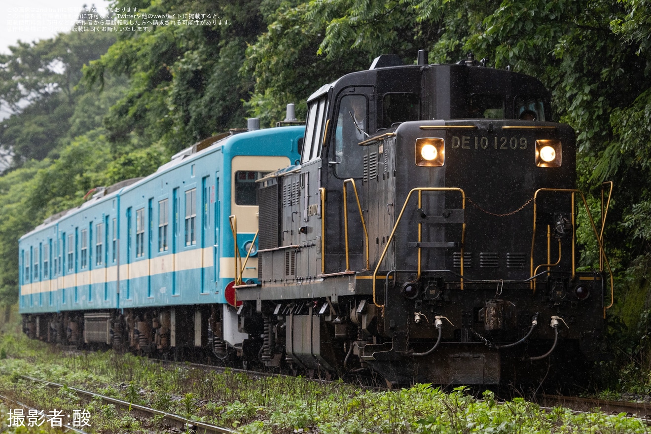 【JR九】103系E17編成が国鉄色復刻塗装 となり小倉総合車両センター出場の拡大写真
