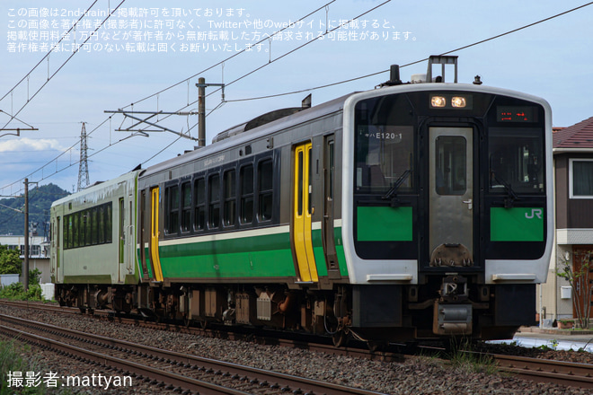 南福島～福島間で撮影された【JR東】キハ110-214+キハE120-1仙台車両センターから回送