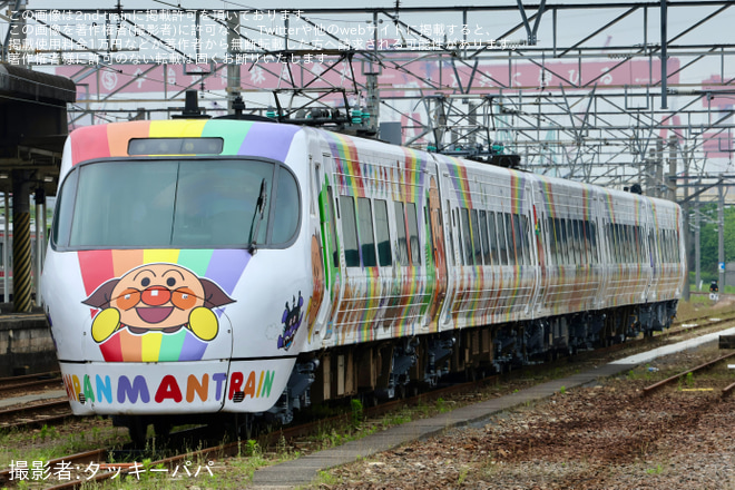 【JR四】8000系L3編成(アンパンマン列車)が多度津工場出場を多度津駅で撮影した写真