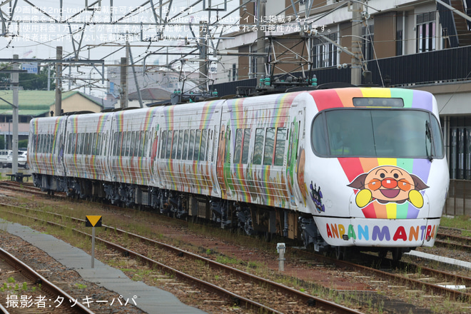 【JR四】8000系L3編成(アンパンマン列車)が多度津工場出場を多度津駅で撮影した写真