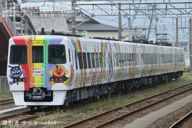 【JR四】8000系L3編成(アンパンマン列車)が多度津工場出場を多度津駅で撮影した写真