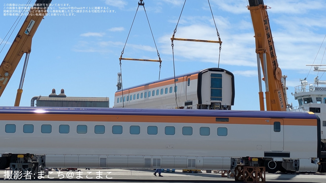 【JR東】E8系G12編成が仙台港へ陸揚げ済みな様子が目撃の拡大写真