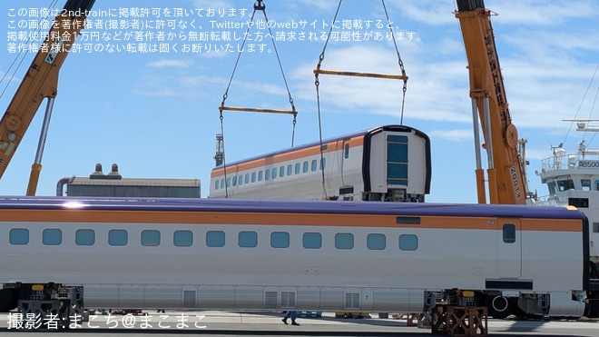 【JR東】E8系G12編成が仙台港へ陸揚げ済みな様子が目撃を不明で撮影した写真