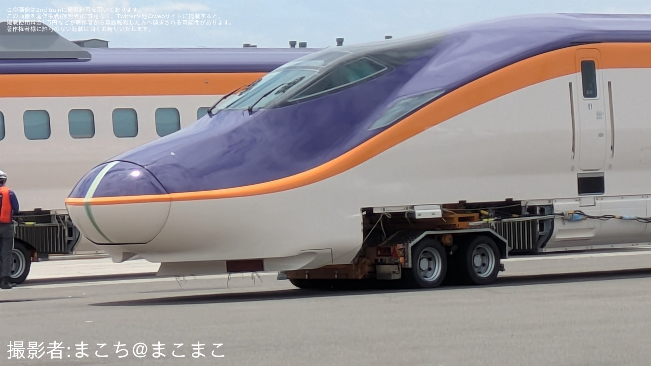【JR東】E8系G12編成が仙台港へ陸揚げ済みな様子が目撃の拡大写真