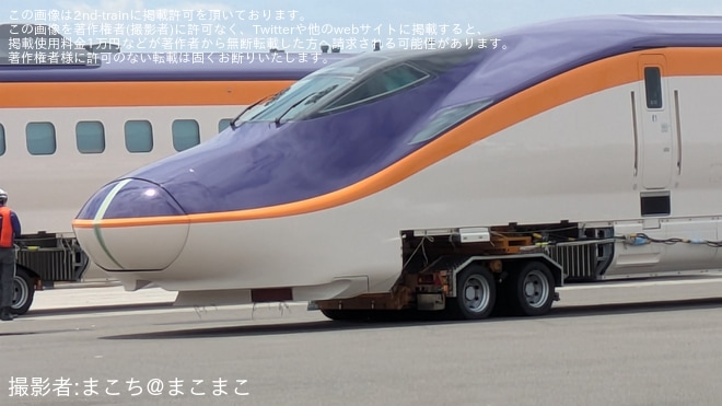【JR東】E8系G12編成が仙台港へ陸揚げ済みな様子が目撃を不明で撮影した写真