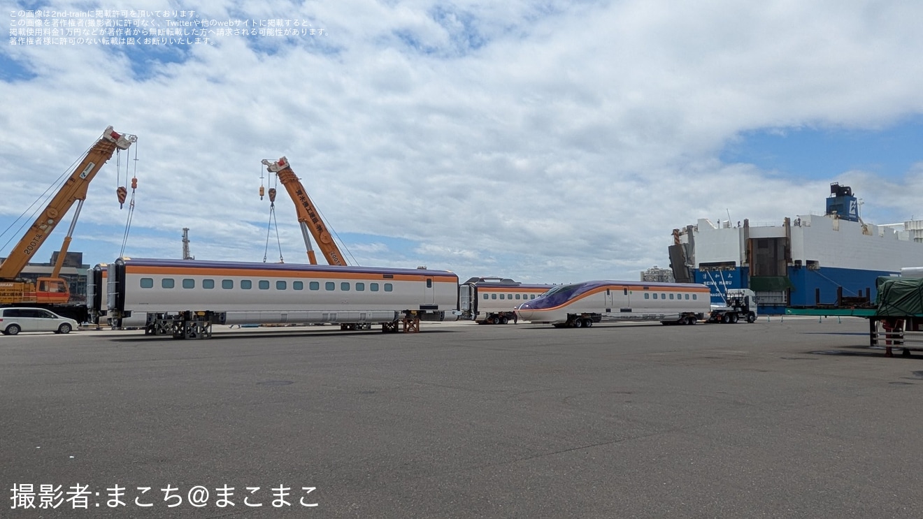 【JR東】E8系G12編成が仙台港へ陸揚げ済みな様子が目撃の拡大写真