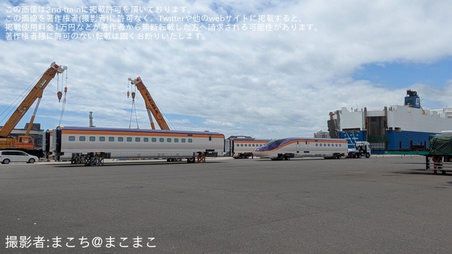 【JR東】E8系G12編成が仙台港へ陸揚げ済みな様子が目撃を不明で撮影した写真
