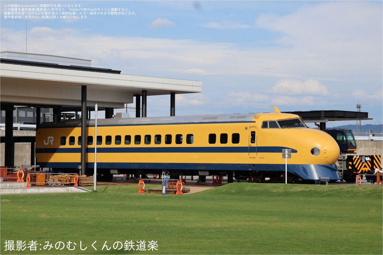 【JR西】922形T3編成の7号車(先頭車)が展示に向けて整備中の拡大写真