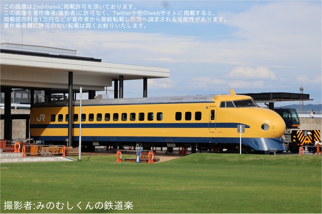 【JR西】922形T3編成の7号車(先頭車)が展示に向けて整備中をトレインパーク白山付近で撮影した写真