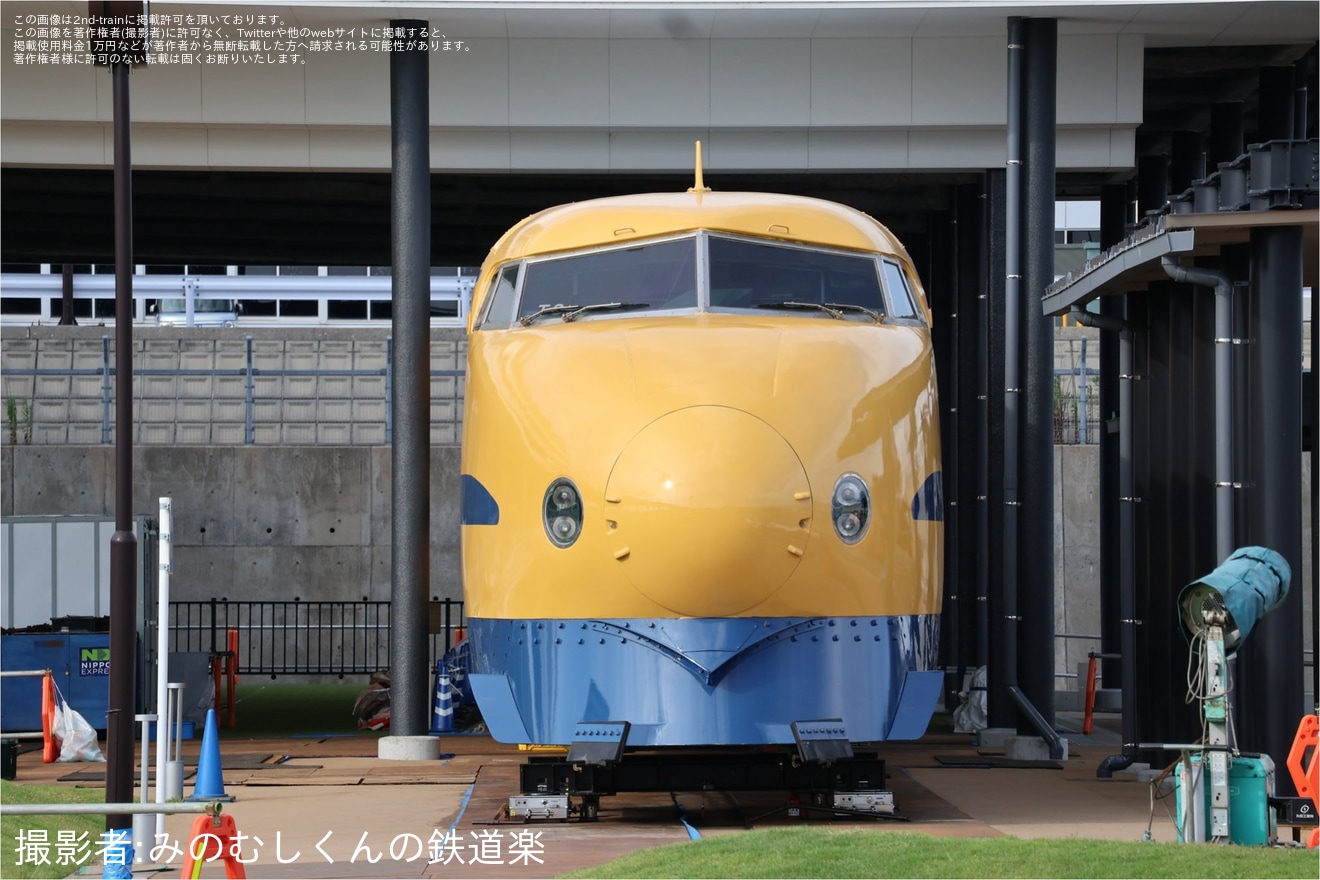 【JR西】922形T3編成の7号車(先頭車)が展示に向けて整備中の拡大写真