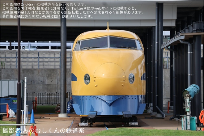 【JR西】922形T3編成の7号車(先頭車)が展示に向けて整備中をトレインパーク白山付近で撮影した写真
