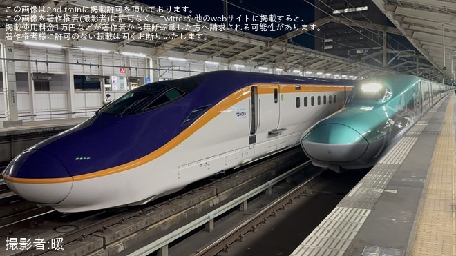 【JR東】郡山駅の東北新幹線上り本線(通過線）にてE8系G10編成が故障のため停車中を郡山駅で撮影した写真