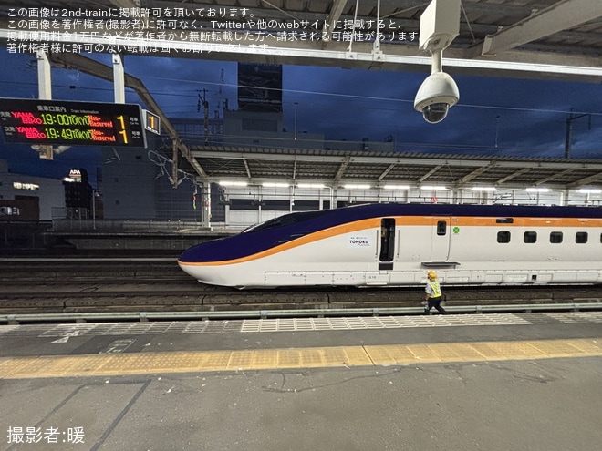 【JR東】郡山駅の東北新幹線上り本線(通過線）にてE8系G10編成が故障のため停車中を郡山駅で撮影した写真