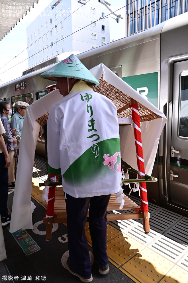 列車よりおろされるささゆりで撮影された【JR西】桜井線列車でささゆり輸送を実施