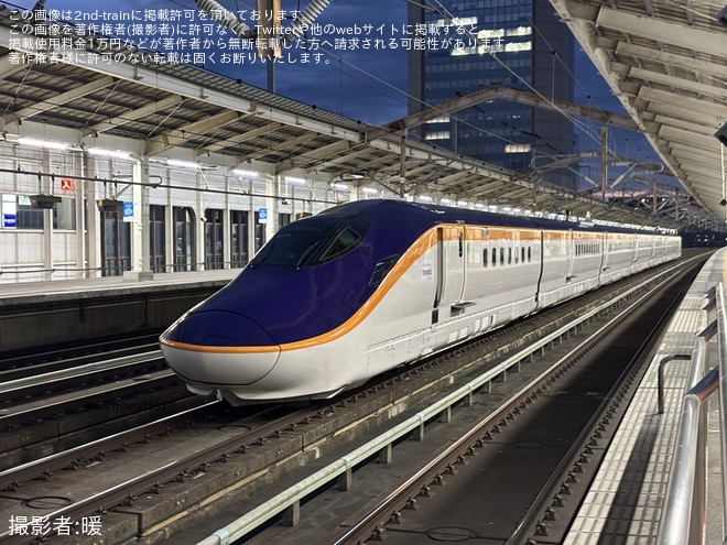 【JR東】郡山駅の東北新幹線上り本線(通過線）にてE8系G10編成が故障のため停車中を郡山駅で撮影した写真