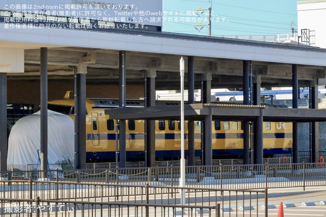 トレインパーク白山付近で撮影された【JR西】922形T3編成の7号車(先頭車)が屋根の下の展示場所へ移動
