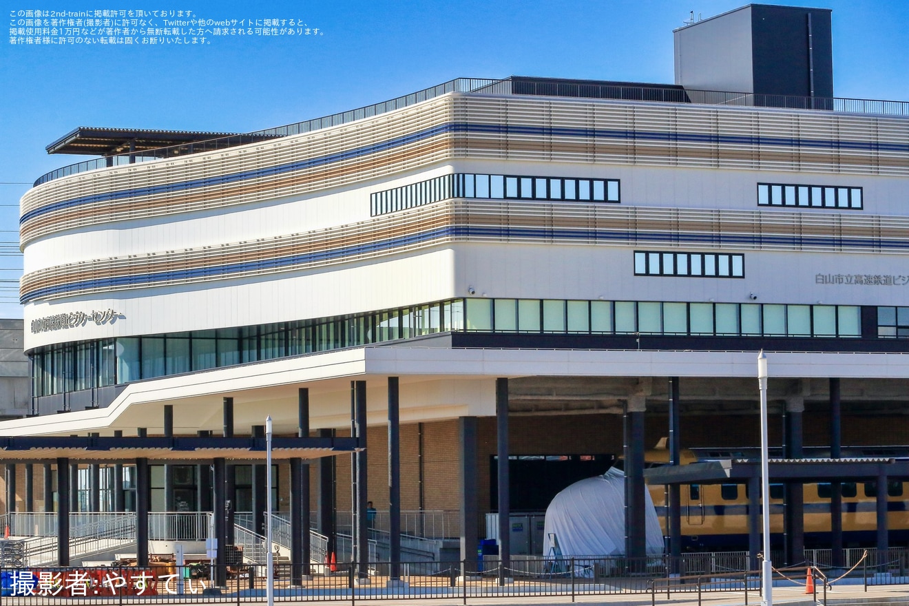 【JR西】922形T3編成の7号車(先頭車)が屋根の下の展示場所へ移動の拡大写真
