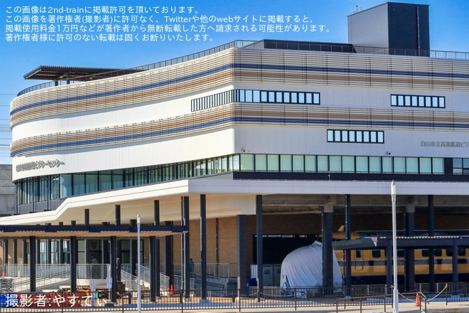 トレインパーク白山付近で撮影された【JR西】922形T3編成の7号車(先頭車)が屋根の下の展示場所へ移動