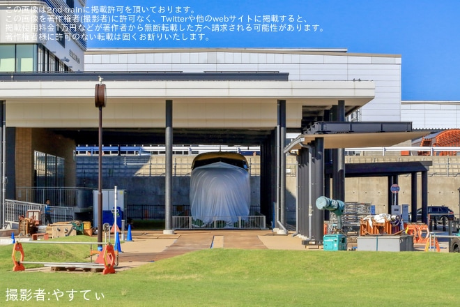 トレインパーク白山付近で撮影された【JR西】922形T3編成の7号車(先頭車)が屋根の下の展示場所へ移動