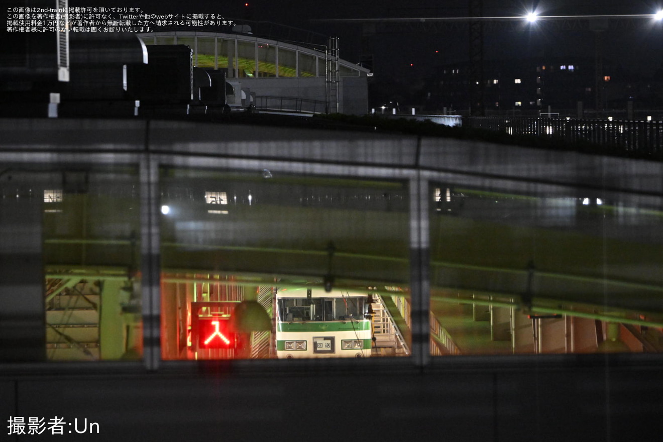 【JR東】185系 C1編成から前面愛称幕取り外しを確認の拡大写真