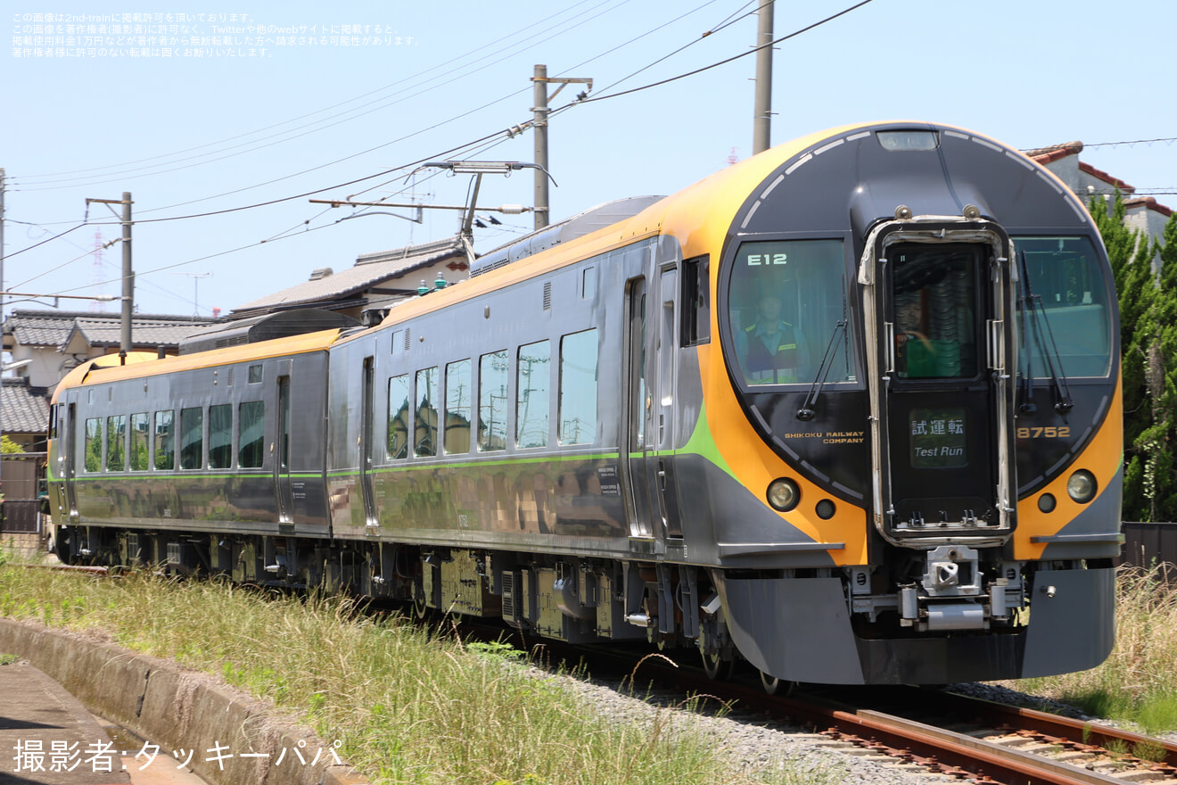 【JR四】8600系E12編成が検査を終えて多度津工場出場の拡大写真