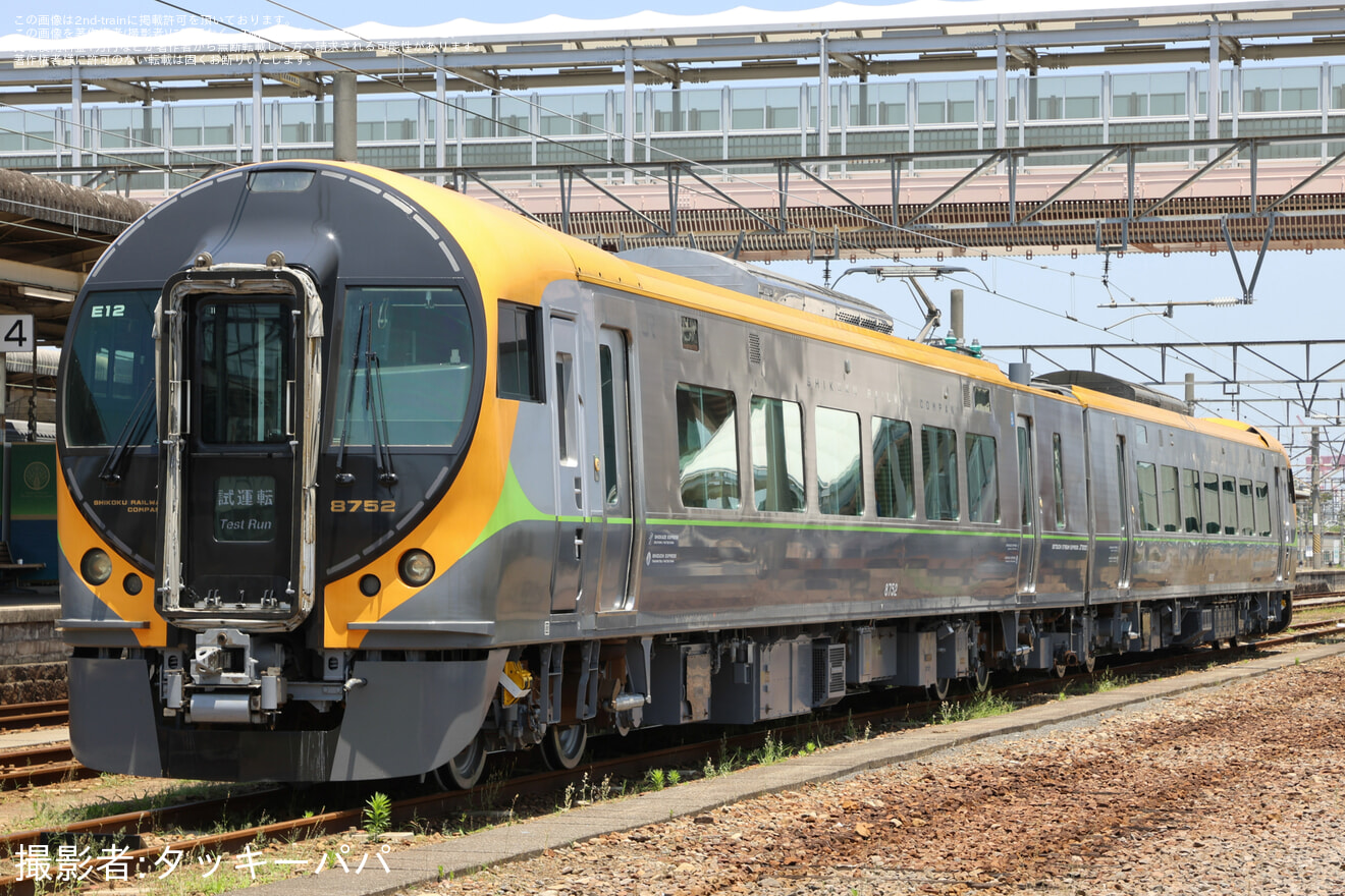 【JR四】8600系E12編成が検査を終えて多度津工場出場の拡大写真