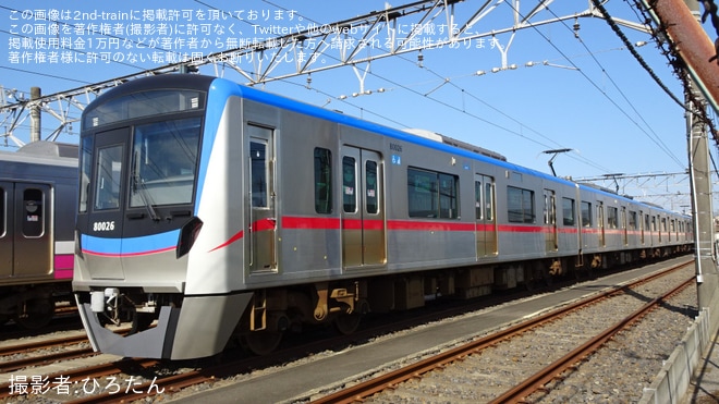 【京成】80000形80026Fが上部も青の最終系と思われる新塗装の姿にをくぬぎ山車両基地付近で撮影した写真