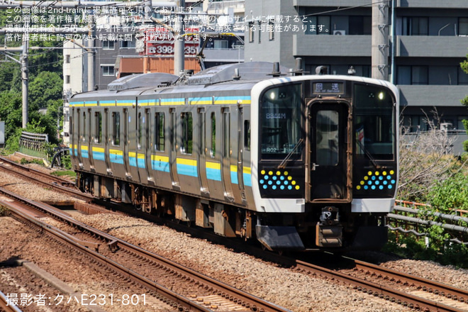 【JR東】E131系0番台R02編成大宮総合車両センター出場回送を高田馬場駅で撮影した写真