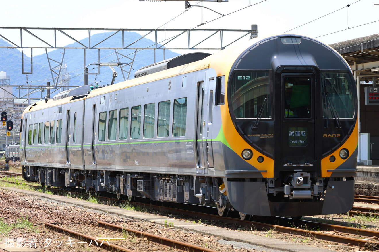 【JR四】8600系E12編成が検査を終えて多度津工場出場の拡大写真