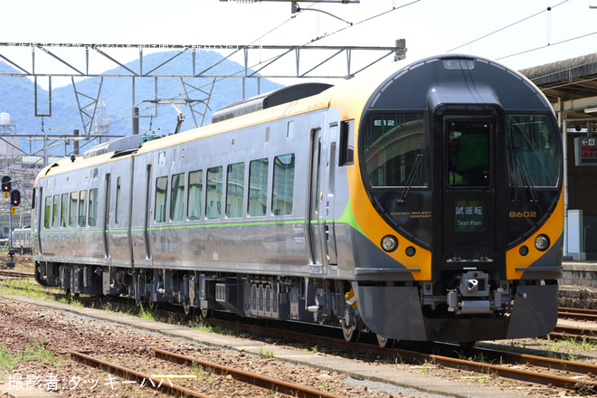 多度津駅で撮影された【JR四】8600系E12編成が検査を終えて多度津工場出場