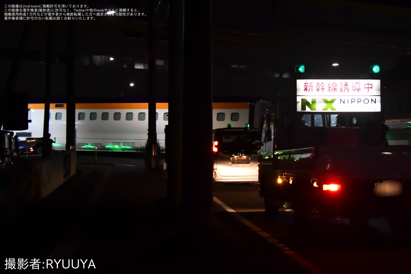 【JR東】E8系G12編成が仙台港から陸送の拡大写真