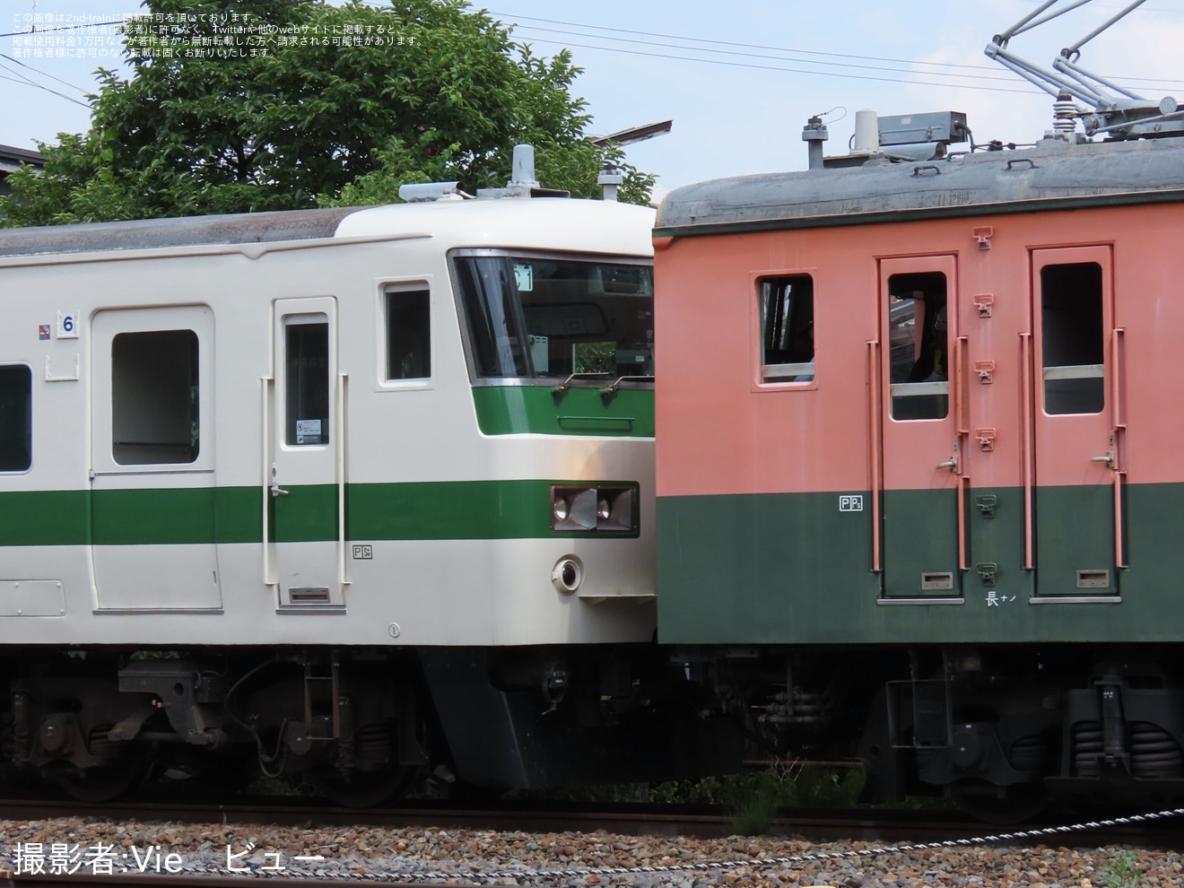 【JR東】185系C1編成がクモヤ143-52の牽引・推進で構内入換の拡大写真