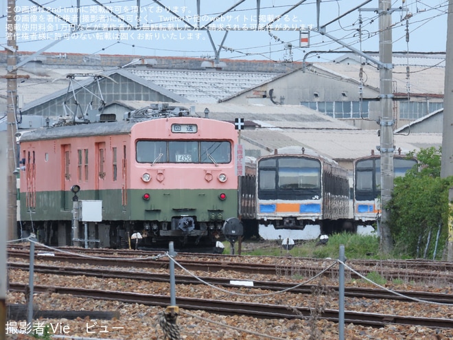 【JR東】185系C1編成がクモヤ143-52の牽引・推進で構内入換