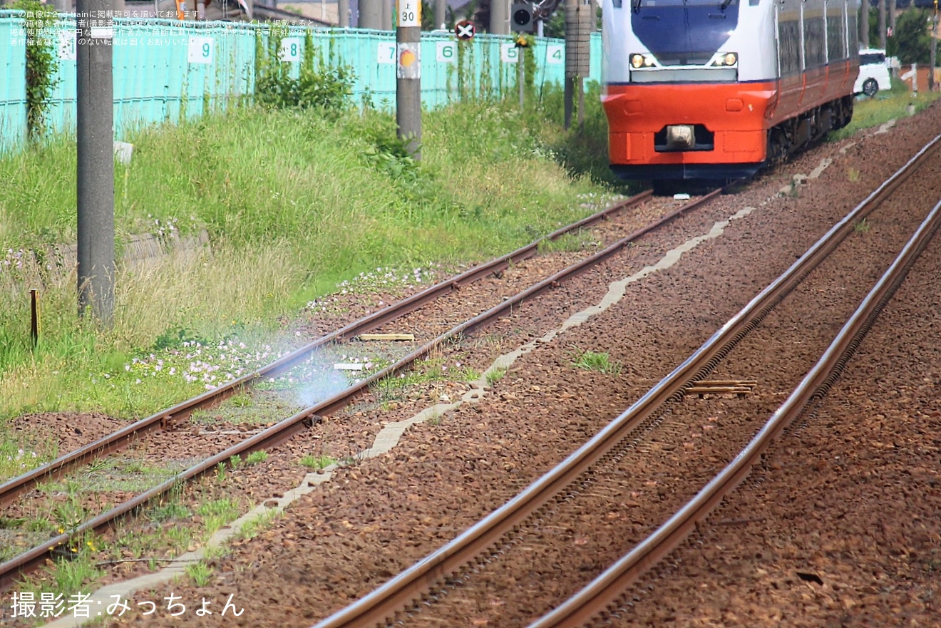 【JR東】E751系A-101編成の構内試運転中に入出場線上の枕木より発煙の拡大写真
