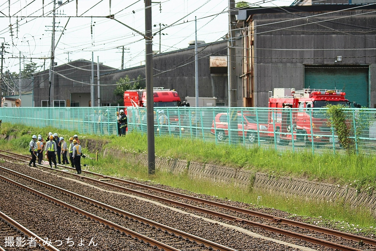 【JR東】E751系A-101編成の構内試運転中に入出場線上の枕木より発煙の拡大写真