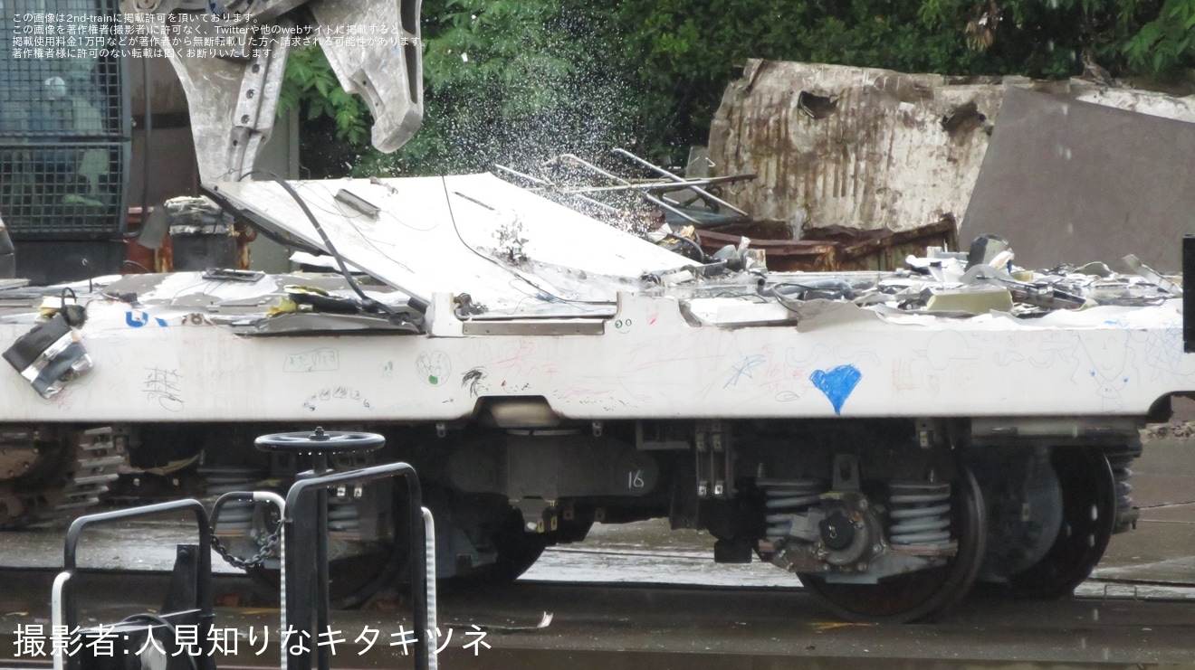 【JR西】N700系のK4編成の13号車が解体中の拡大写真