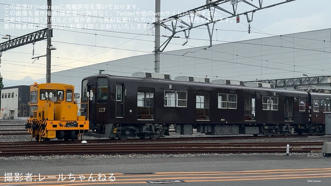 【東武】8000系81111Fがぶどう色1号の塗装にを不明で撮影した写真