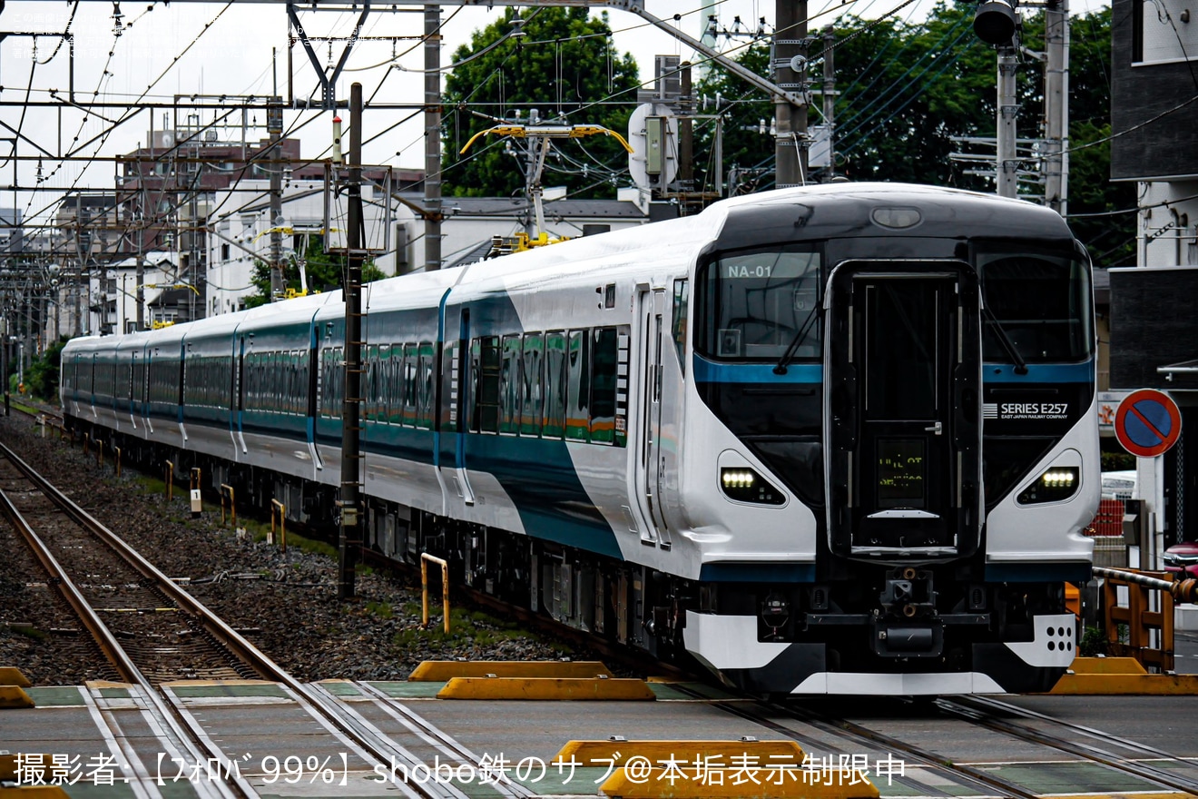 【JR東】ホームドア対応工事を終えたE257系NA-01編成大宮総合車両センター出場回送の拡大写真