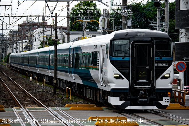 【JR東】ホームドア対応工事を終えたE257系NA-01編成大宮総合車両センター出場回送を不明で撮影した写真