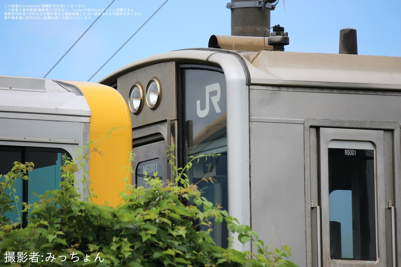 【JR東】運用離脱中の701系N5001編成とGV-E197系が連結の拡大写真