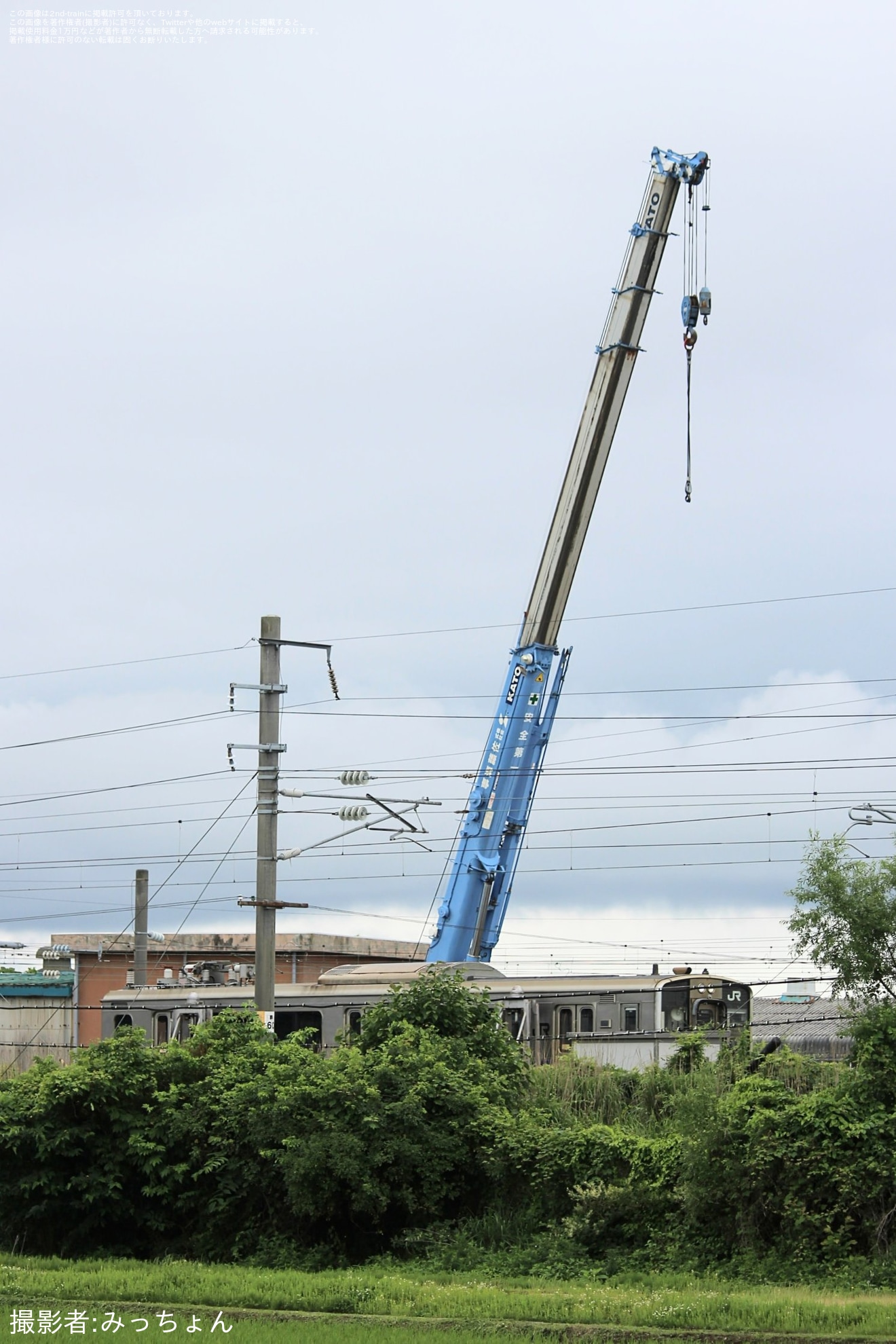 【JR東】運用離脱中の701系N5001編成とGV-E197系が連結の拡大写真
