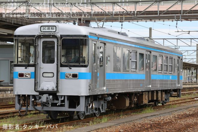 多度津駅で撮影された【JR四】1000形1039号車が検査を終えて多度津工場出場
