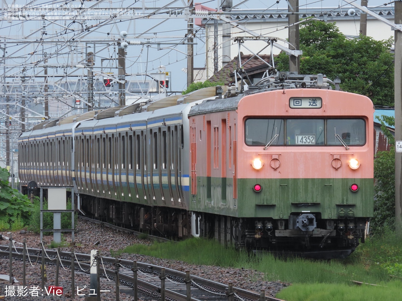 【JR東】クモヤ143の牽引で最後のE217系となるE217系クラY-101編成+Y-102編成 長野総合車両センターで構内入換の拡大写真