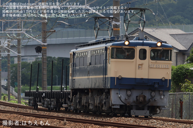 山崎～長岡京間で撮影された【JR西】EF65-1135牽引のチキ2両 吹田出場配給